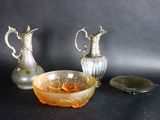 trois vases en verre et un bol posés sur une table
