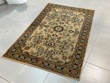 un tapis posé au sol dans une salle de bains, à côté des toilettes