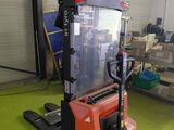 a picture of a fork lift truck in a warehouse