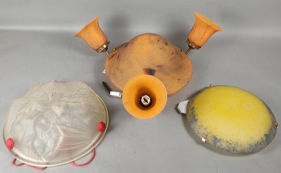 trois types de vases différents sur la table