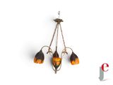 un lustre orné de trois fleurs suspendu au plafond