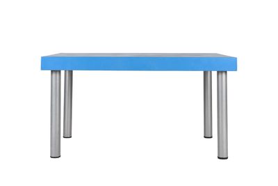 une table bleue posée sur des pieds en métal