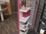 une étagère sur laquelle est posée la photo d'une femme