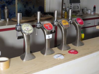 une rangée de robinets à bière posés sur le comptoir d'un restaurant