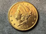gros plan d'une pièce d'or portant un visage de femme