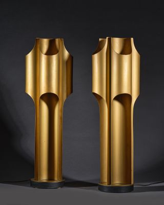 une paire de lampes de table en laiton sur fond noir