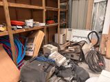 une pièce encombrée et remplie d'outils