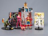 tout un tas de figurines posées sur une table