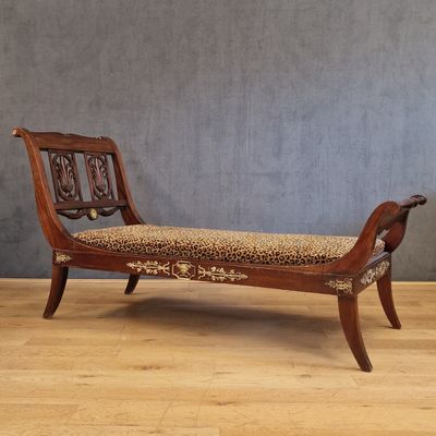 une photo d'un banc en bois dont l'assise est ornée d'un motif léopard