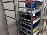 une étagère métallique sur laquelle sont posés tout un tas d'objets