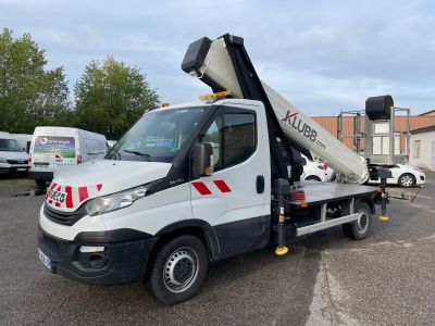 un camion blanc garé dans un parking