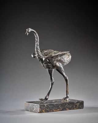 sculpture en bronze représentant une autruche debout sur un socle en marbre