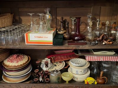 une étagère en bois remplie de vaisselle et de verres