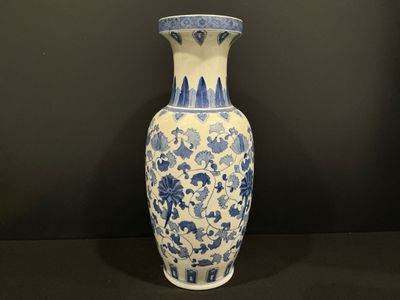 un vase bleu et blanc posé sur une table