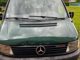 une camionnette verte garée dans l'herbe