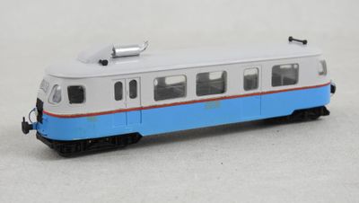 un wagon bleu et blanc sur un fond blanc