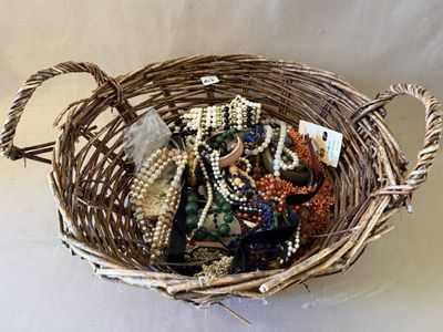 un panier en osier rempli d'objets divers posé sur une table