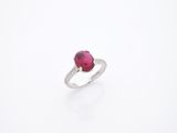 une bague en tourmaline rose et diamant