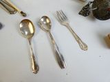 une table sur laquelle sont posées des cuillères et des couverts en argent