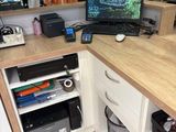 un bureau d'ordinateur sur lequel se trouvent un écran et un clavier