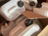 plusieurs récipients remplis d'eau sont posés dans une boîte en carton posée par terre