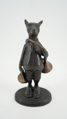 figurine représentant un chat en costume, avec un sac et un chapeau