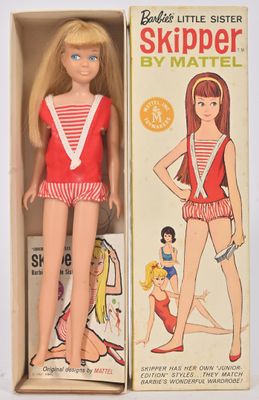 poupée Barbie dans une boîte, vêtue d'une tenue à rayures rouges et blanches