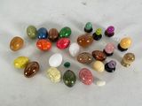 beaucoup de pierres de différentes couleurs sur la table
