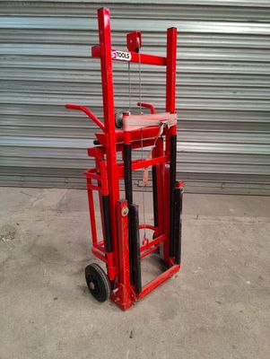 une photo d'un diable rouge devant une porte de garage