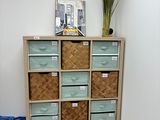 une armoire en bois surmontée de paniers