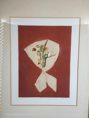 une photo d'une photo d'un vase contenant des fleurs