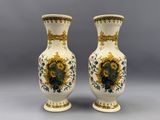 une paire de vases ornés de motifs floraux sur fond gris