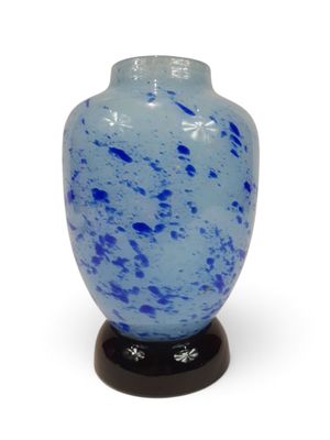 un vase bleu avec un socle noir sur fond blanc