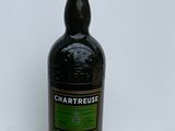 une bouteille de vin posée sur une table