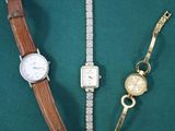 trois types de montres différents posés sur un fond vert