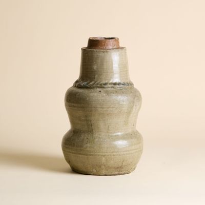 un petit vase posé sur une table