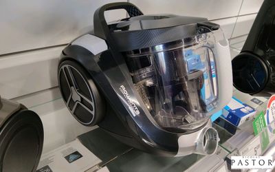 un aspirateur posé sur un plan de travail