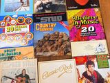 une table sur laquelle sont posés de nombreux CD différents