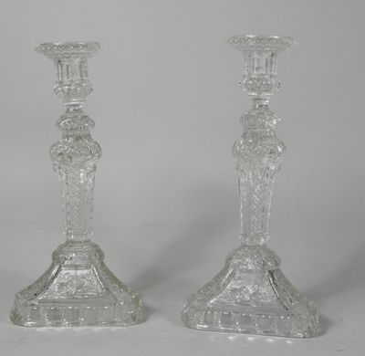 Paire de bougeoirs en verre moulé pressé.