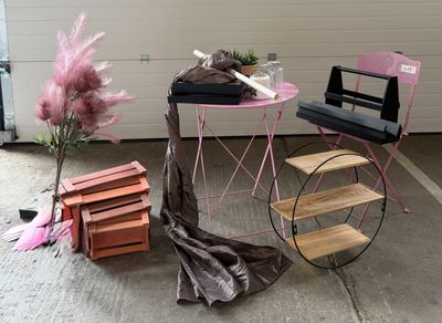 une petite table avec une chaise et une plante dessus