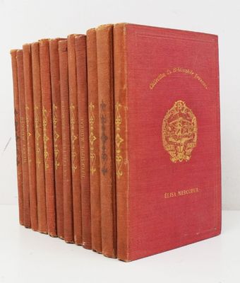six livres rouges sont alignés sur une surface blanche