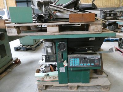 a machine that is sitting on a pallet in a warehouse