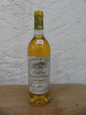 une bouteille de champagne posée sur une table en bois, avec un mur blanc en arrière-plan