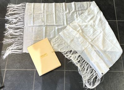 GIORGIO ARMANI. Echarpe en twill de soie imprimée à décor de…