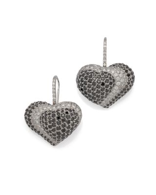 une paire de boucles d'oreilles en forme de cœur, ornées de diamants noirs et blancs