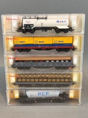 quatre wagons empilés les uns sur les autres