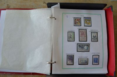 un classeur orné de timbres, posé sur une table