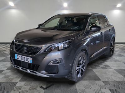 la voiture grise est garée sur un sol en damier dans le garage