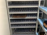 un garde-manger avec de nombreuses étagères et des bacs remplis de provisions