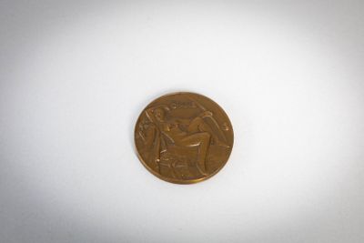 MÉDAILLE En bronze Figurant Diane chasseresse au recto, un c… - Photo 1